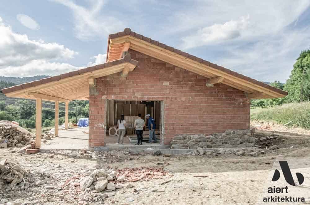 CONSTRUCCION DE CASA NUEVA UNIFAMILIAR DE PIEDRA Y MADERA CON VENTANAL EN  BIZKAIA ETXE BERRI ERAIKUNTZA HARRIA ETA EGURRA