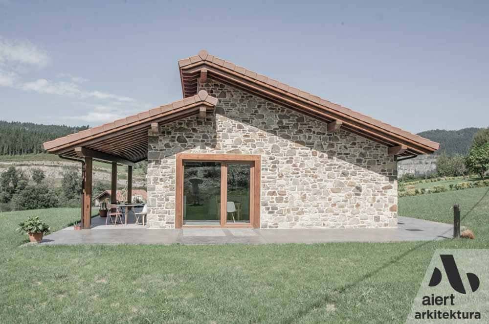 CONSTRUCCION DE CASA NUEVA UNIFAMILIAR DE PIEDRA Y MADERA CON VENTANAL EN  BIZKAIA ETXE BERRI ERAIKUNTZA HARRIA ETA EGURRA