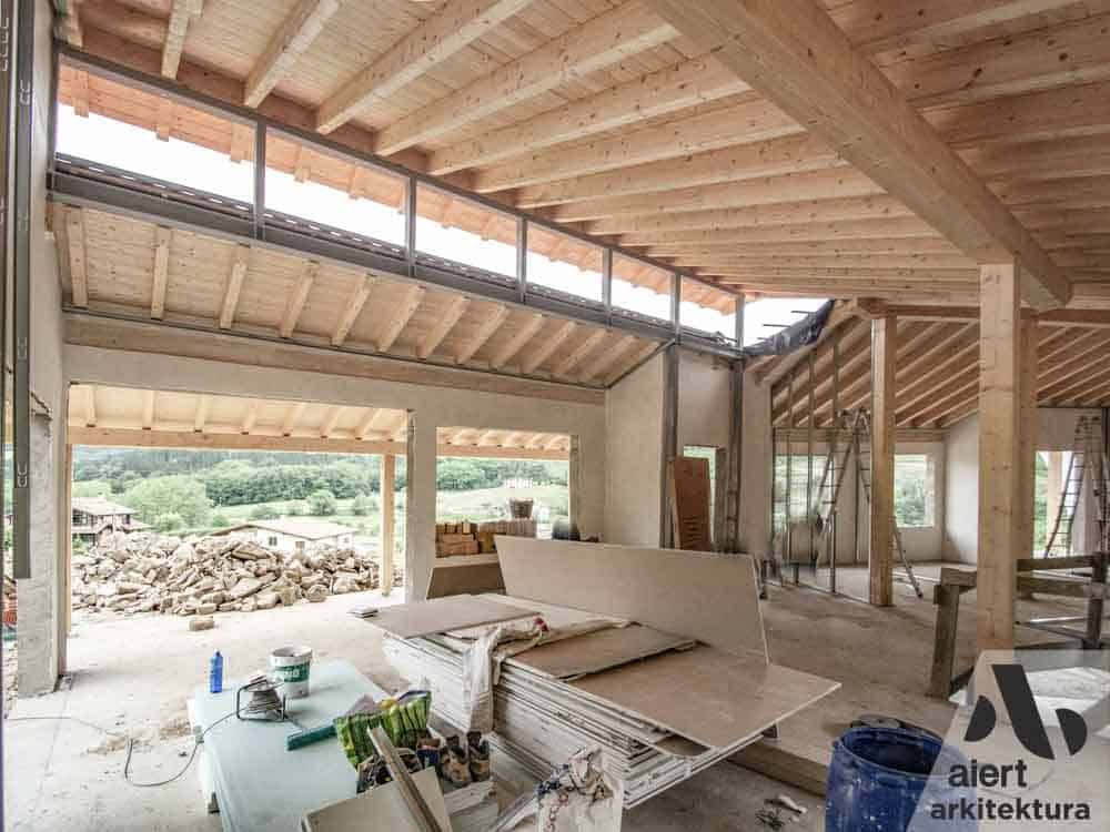 CONSTRUCCION DE CASA NUEVA UNIFAMILIAR DE PIEDRA Y MADERA CON VENTANAL EN  BIZKAIA ETXE BERRI ERAIKUNTZA HARRIA ETA EGURRA