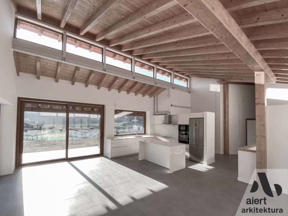 CONSTRUCCION DE CASA NUEVA UNIFAMILIAR DE PIEDRA Y MADERA CON VENTANAL EN  BIZKAIA ETXE BERRI ERAIKUNTZA HARRIA ETA EGURRA