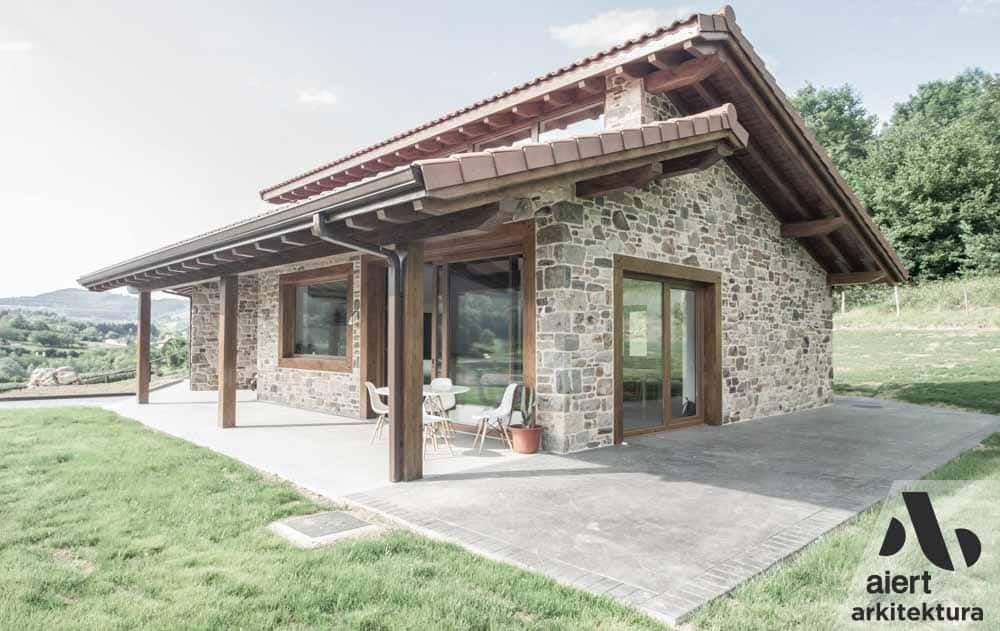 CONSTRUCCION DE CASA NUEVA UNIFAMILIAR DE PIEDRA Y MADERA CON VENTANAL EN  BIZKAIA ETXE BERRI ERAIKUNTZA HARRIA ETA EGURRA