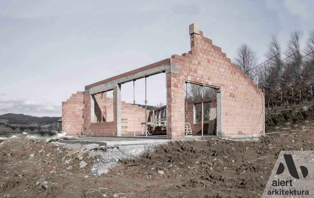 CONSTRUCCION DE CASA NUEVA UNIFAMILIAR DE PIEDRA Y MADERA CON VENTANAL EN  BIZKAIA ETXE BERRI ERAIKUNTZA HARRIA ETA EGURRA