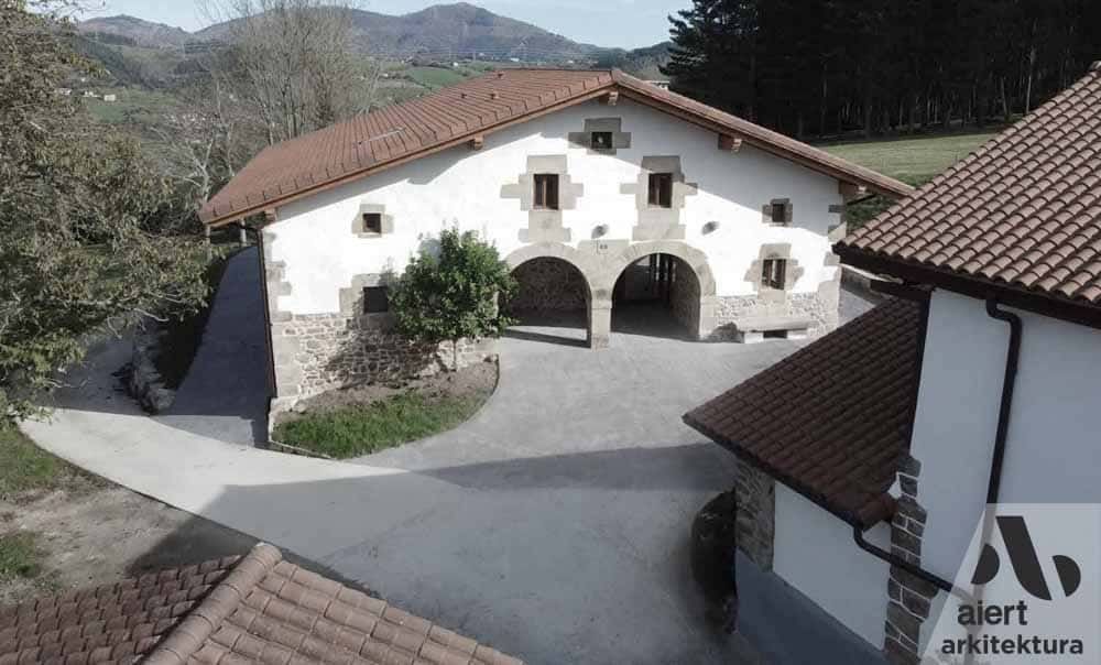 RECONSTRUCCIÓN DE CASERÍO DE PIEDRA CON VENTANALES EN ZEANURI BIZKAIA HARRIZKO ETA LEHIO HANDIDUN BASERRI BERRERAIKITZEA