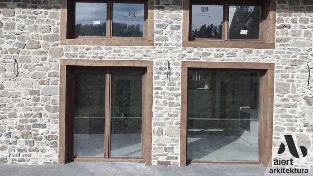 RECONSTRUCCIÓN DE CASERÍO DE PIEDRA CON VENTANALES EN ZEANURI BIZKAIA HARRIZKO ETA LEHIO HANDIDUN BASERRI BERRERAIKITZEA