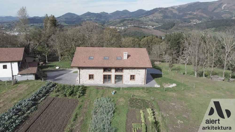 RECONSTRUCCIÓN DE CASERÍO DE PIEDRA CON VENTANALES EN ZEANURI BIZKAIA HARRIZKO ETA LEHIO HANDIDUN BASERRI BERRERAIKITZEA