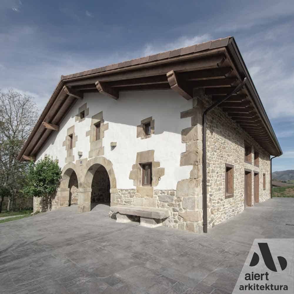 RECONSTRUCCIÓN DE CASERÍO DE PIEDRA CON VENTANALES EN ZEANURI BIZKAIA HARRIZKO ETA LEHIO HANDIDUN BASERRI BERRERAIKITZEA